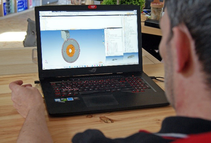 Photo d'un expert CKP devant son écran de PC et travaillant sur une CAO