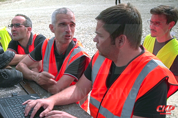 Éric Mommey, ingénieur en calculs datas forme Julien Ferrazzo sur les capteurs sensoriels