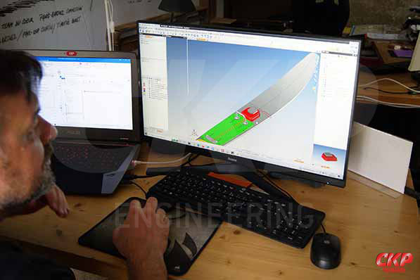 un expert CKP Engineering travaillant sur une CAO du ski nautique avec le logociel TopSolid