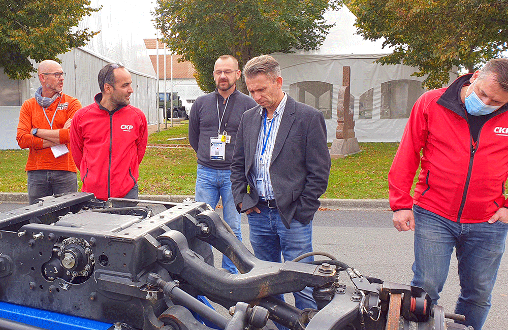 David Dompnier et les ingénieurs CKP examinent une transmission d’un VBCI, véhicule blindé militaire de combat. 