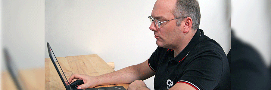 David Sarzeau en pleine réflexion devant son ordinateur 
