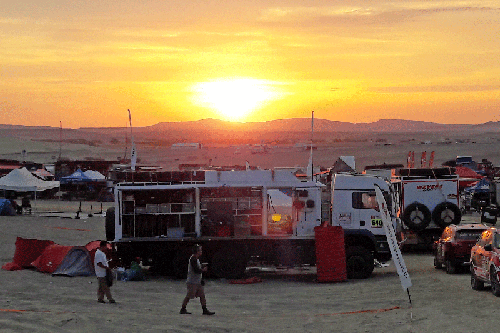 levé de soleil sur le bivouac du Dakar
